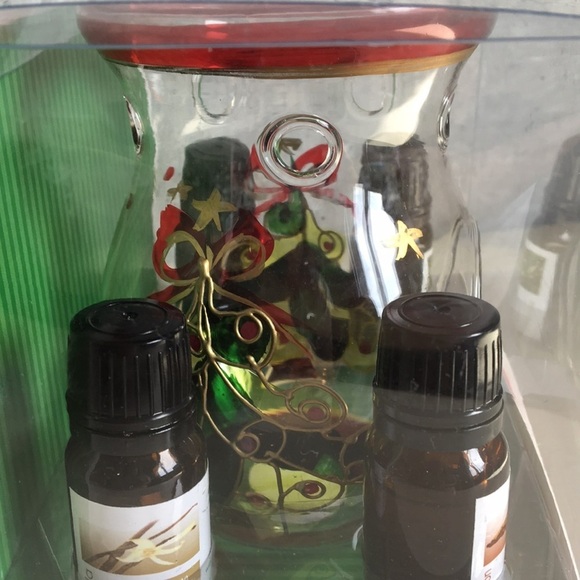 Christmas Holiday Essential 4 Oils and Glass Oil Warmer - Picture 5 of 5
